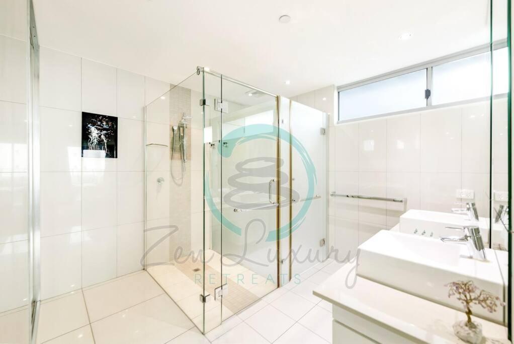 Zen Tree Blossom: 3-br Luxury Near Waterfront Apartment